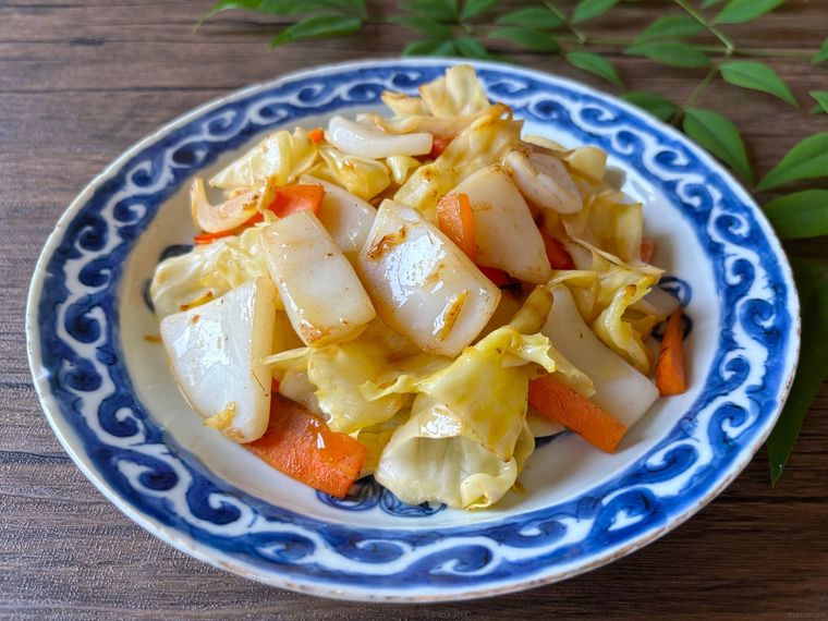 青色の和皿に盛られたイカと野菜の中華炒め