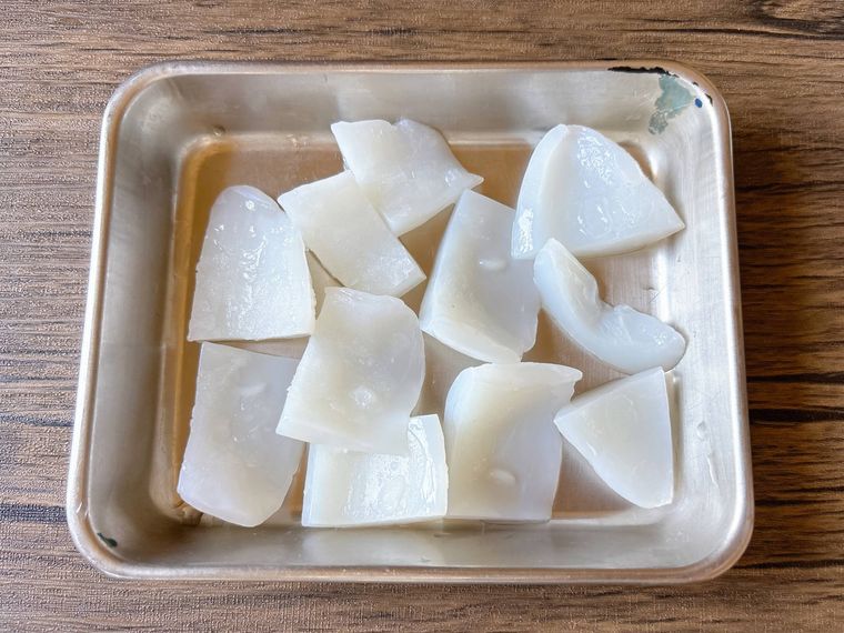 冷凍イカを金属トレーに入れておいたもの
