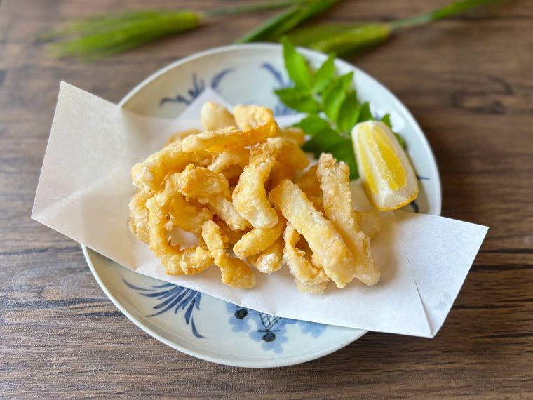 和皿に盛られたイカの唐揚げ