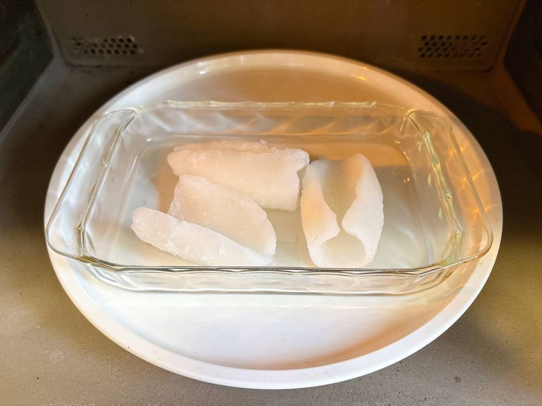 冷凍いかを電子レンジで解凍する様子
