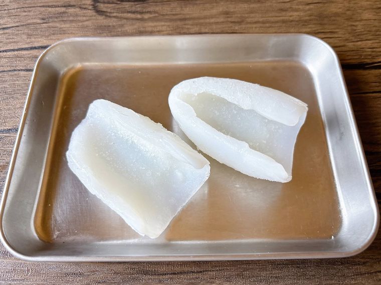金属トレーに冷凍イカをおいた様子