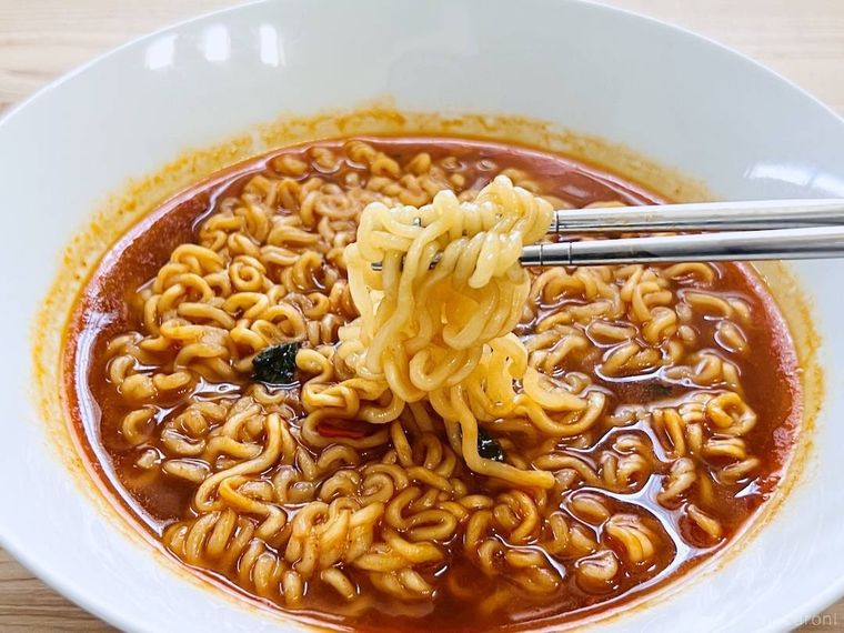 辛ラーメンの麺を箸で持ち上げている様子