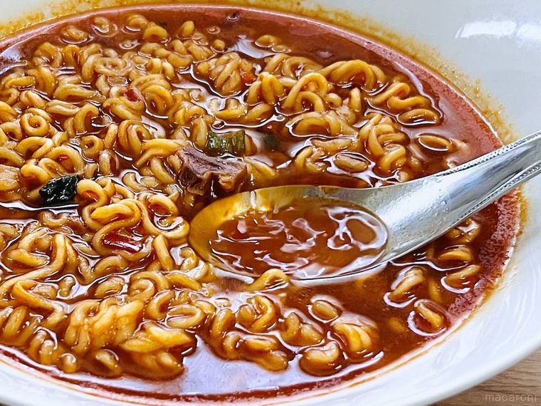 辛ラーメンのスープをレンゲですくっている様子