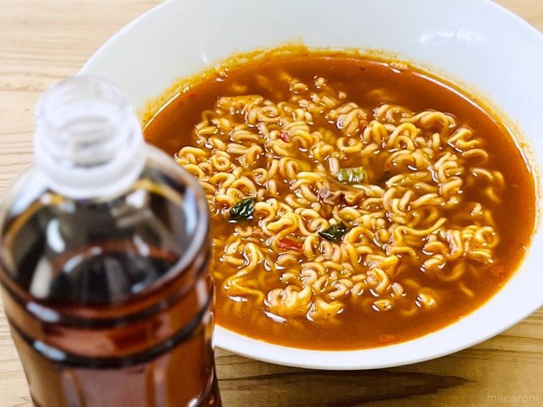 辛ラーメンが入った白い器と、麦茶が入ったペットボトル
