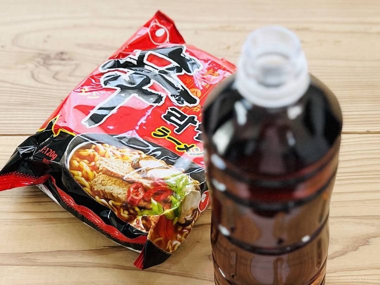 辛ラーメンと麦茶のペットボトル