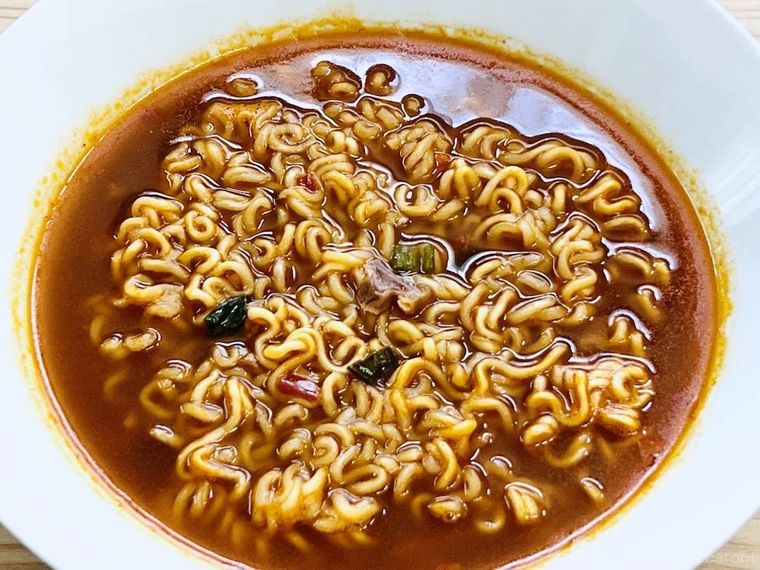 辛ラーメンを白い器に盛り付けた様子