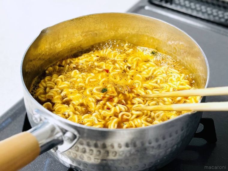 辛ラーメンをゆでている様子