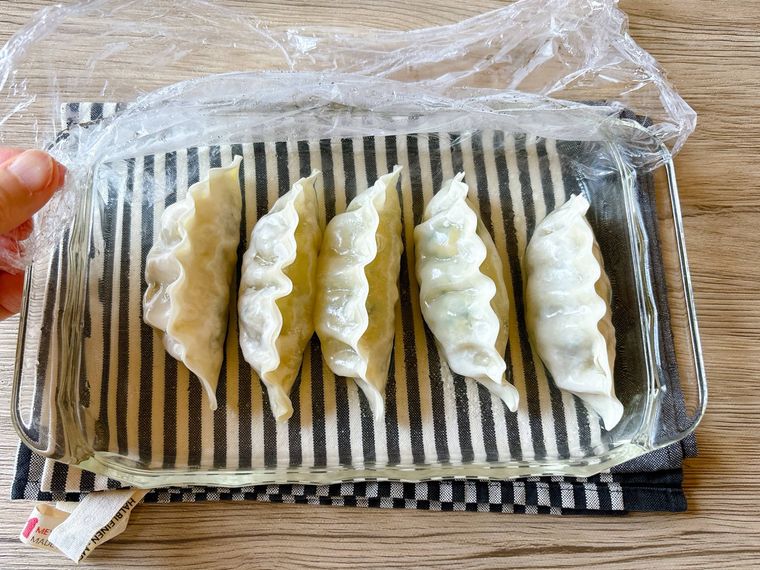 冷凍餃子をレンジ加熱したもの