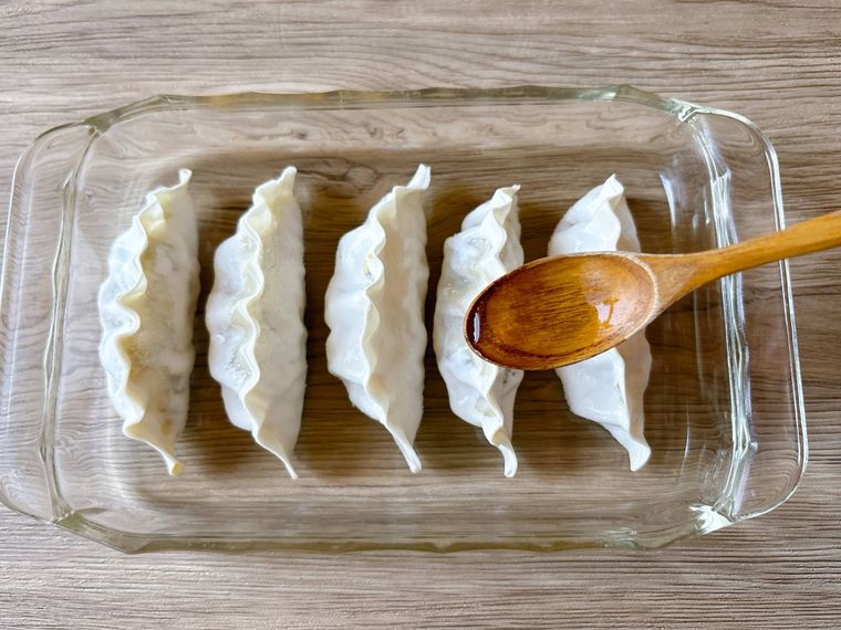 冷凍餃子に水をかける様子