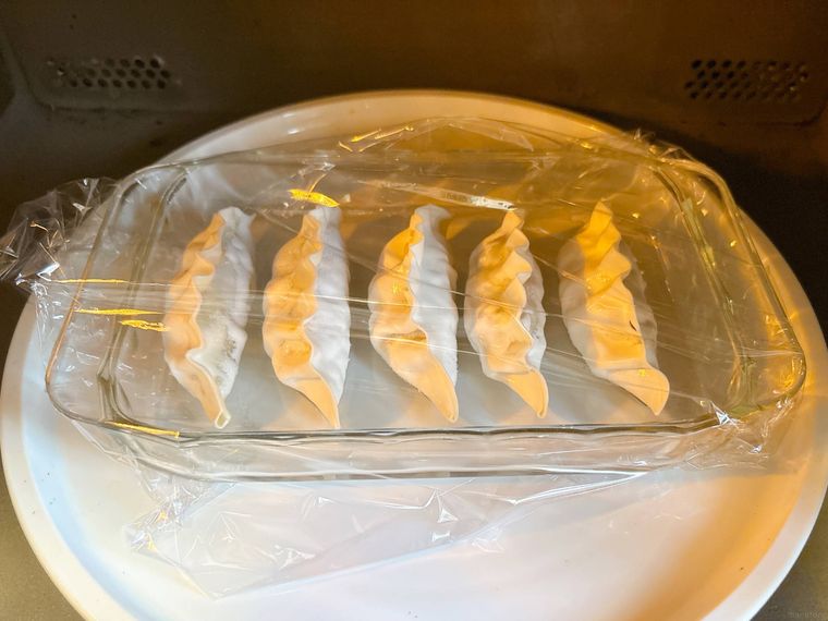 冷凍餃子をレンジ加熱する様子