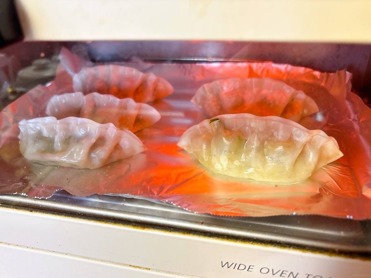 レンジ加熱した餃子をトースターで焼く様子