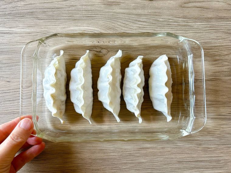耐熱皿に冷凍餃子を並べた様子