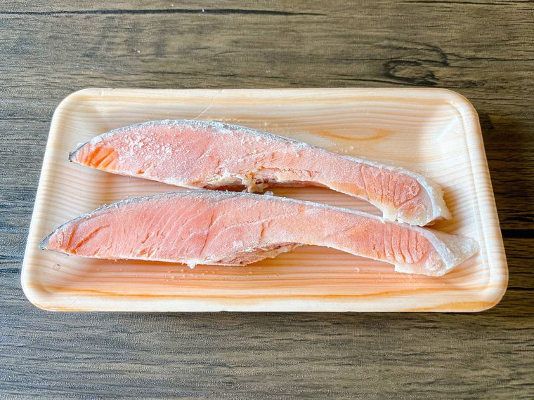 プラスチックトレーに入った冷凍鮭