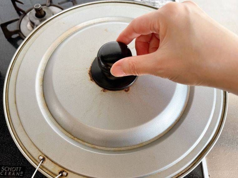 フライパンに蓋をした様子