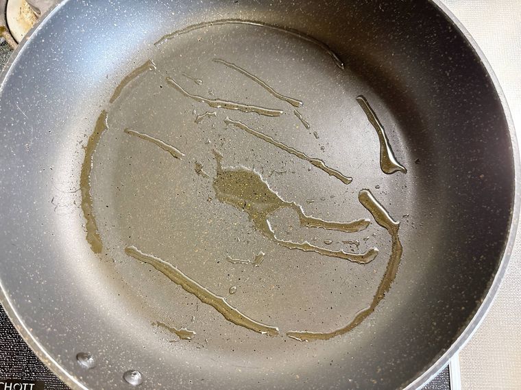 フライパンに油をひいた様子