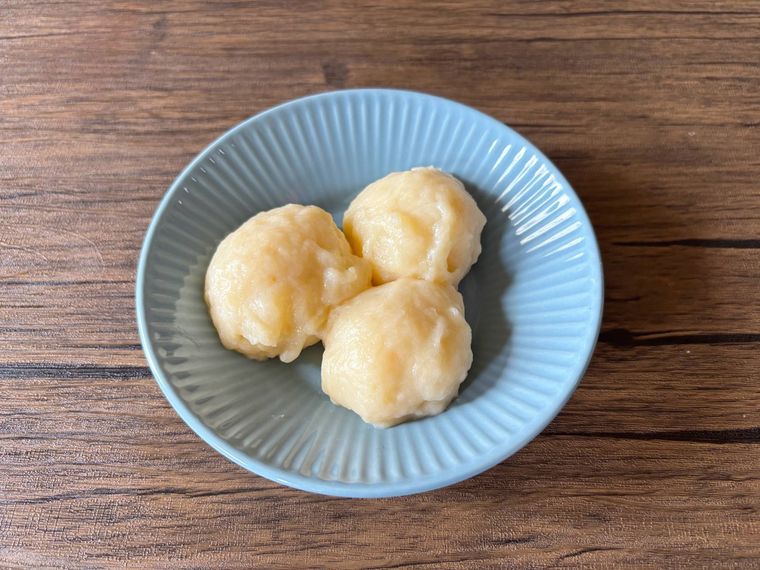 青色の丸皿に盛られた片栗粉豆腐で作った団子