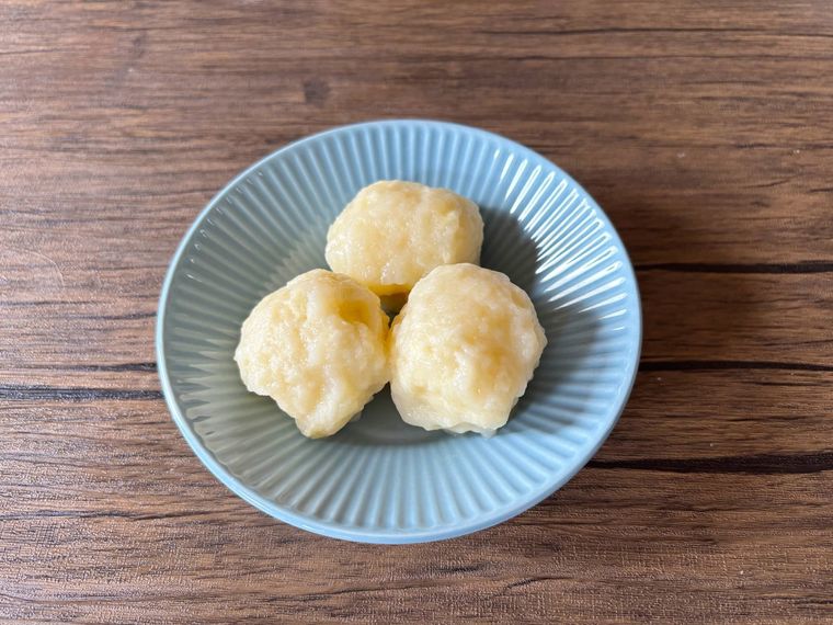 青色の丸皿に盛られたホットケーキミックスで作った団子
