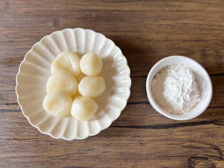 丸皿に盛られたもち粉で作った団子、もち粉