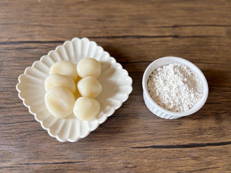 白色の丸皿に盛られた白玉粉で作った団子、白玉粉