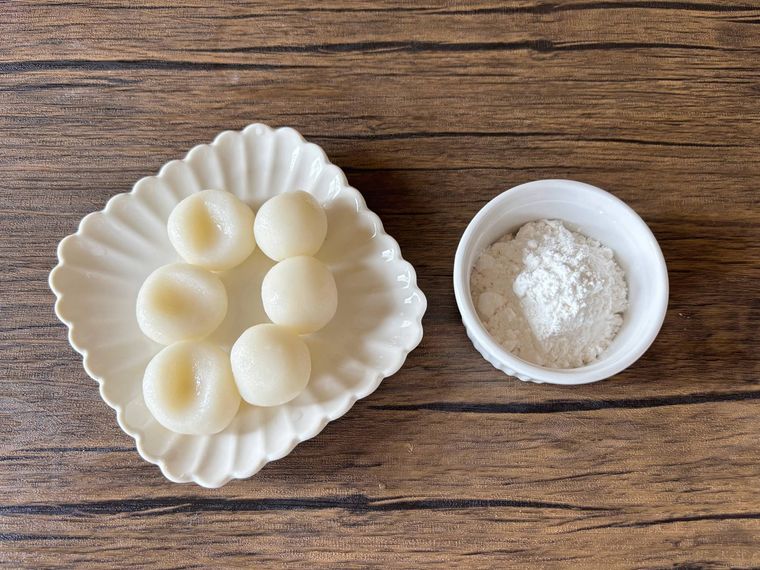 角皿に盛られた上新粉で作った団子、上新粉