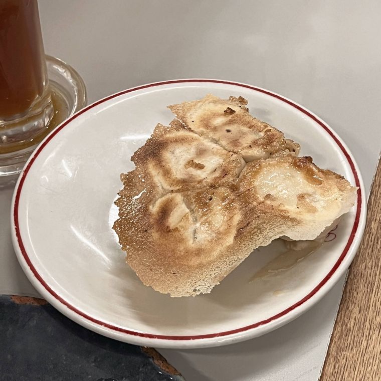 器にのった東京ギョーザスタンドウーロンの焼き餃子