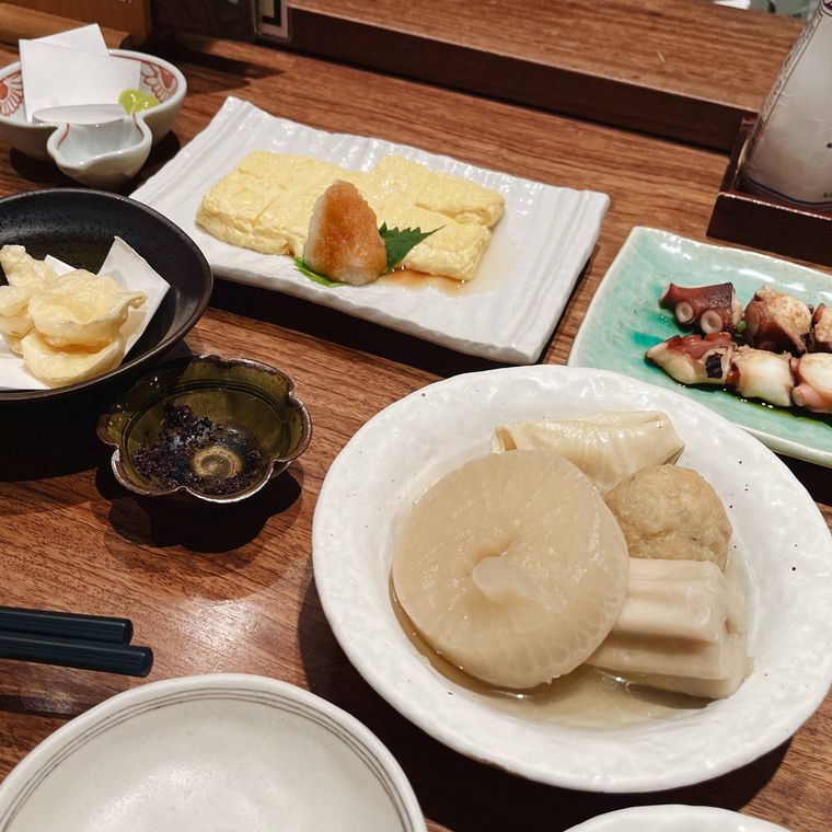 机に並んだおでんの具材、卵焼き、天ぷら