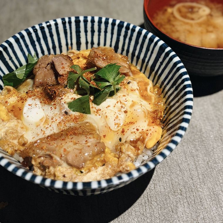 器に盛られた親子丼と味噌汁