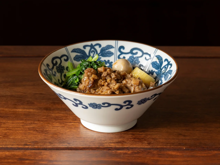 器に盛られた魯肉飯