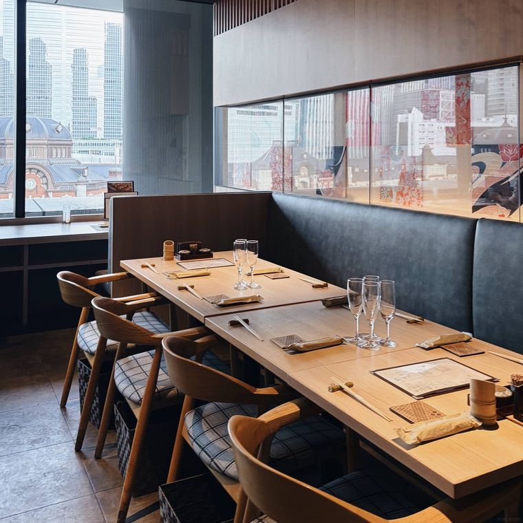 東京 今井屋本店の東京駅が見える店内