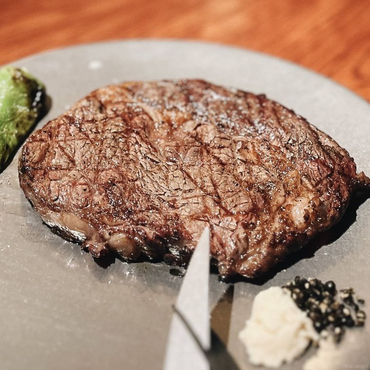 器にのったステーキ肉