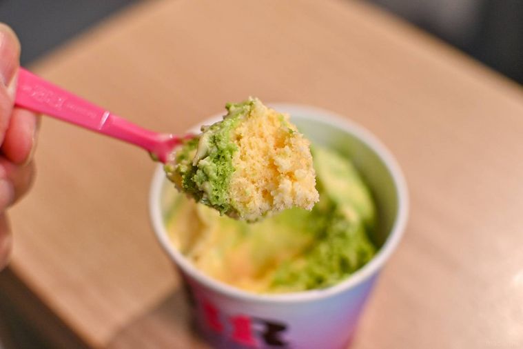 アイスをスプーンですくっているところ