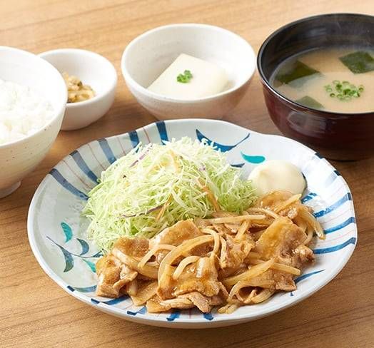皿に盛られたやよい軒のしょうが焼き定食