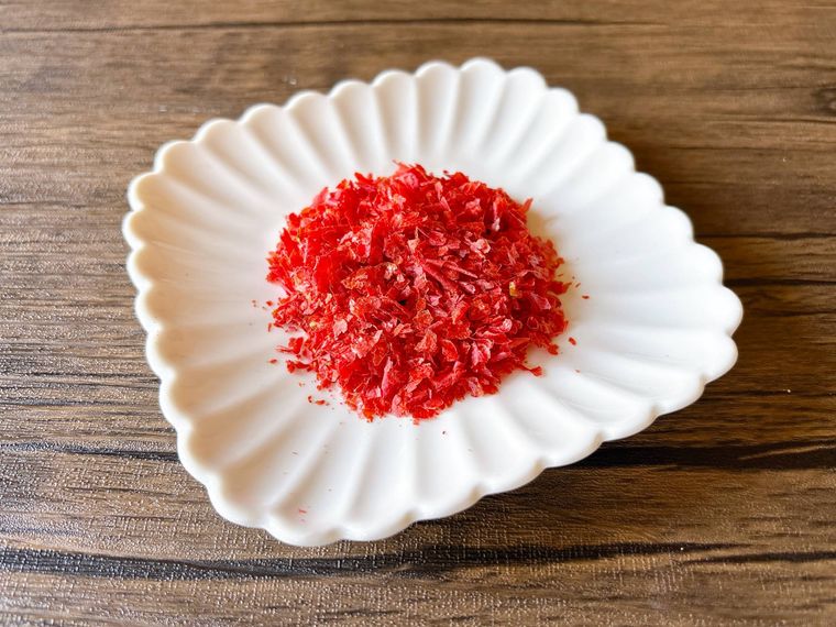 白色の四角の皿に盛られたトマトの皮パウダー