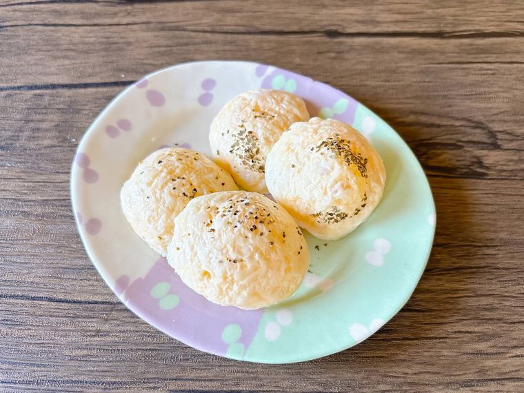 楕円の皿に盛られたパリパリのチーズせんべい