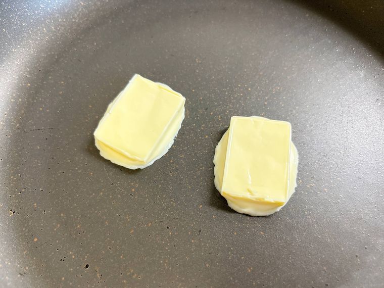 フライパンでベビーチーズを焼く様子