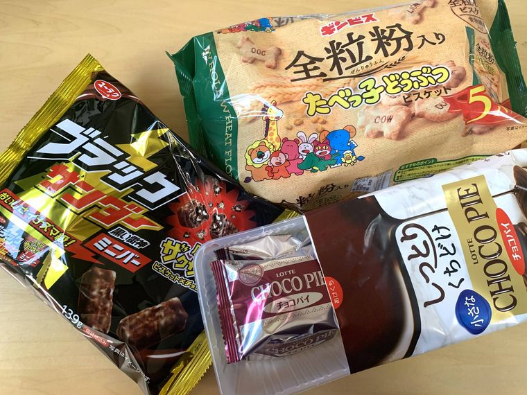 テーブルに置いたシェアパックのお菓子3種類