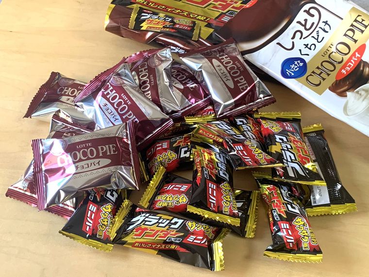 ブラックサンダーミニバーとチョコパイのシェアパックを開封した中身