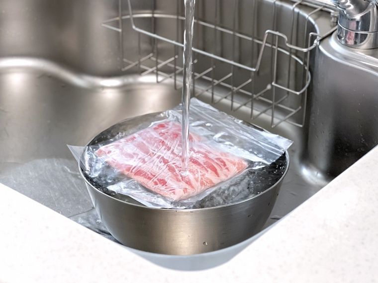 冷凍肉を流水解凍している様子