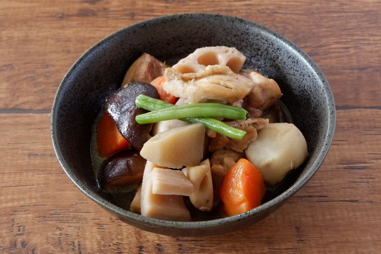 黒い器に盛った筑前煮