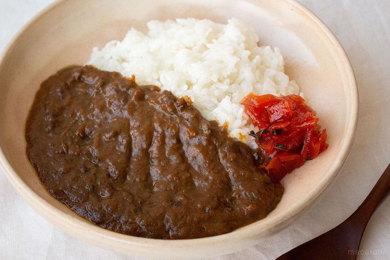 ピンクベージュの器に盛られたカレーライスと福神漬け