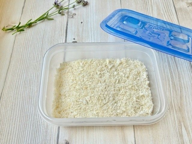密閉保存容器に入った乾燥パン粉