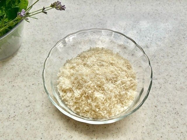 ガラス器に入った乾燥パン粉