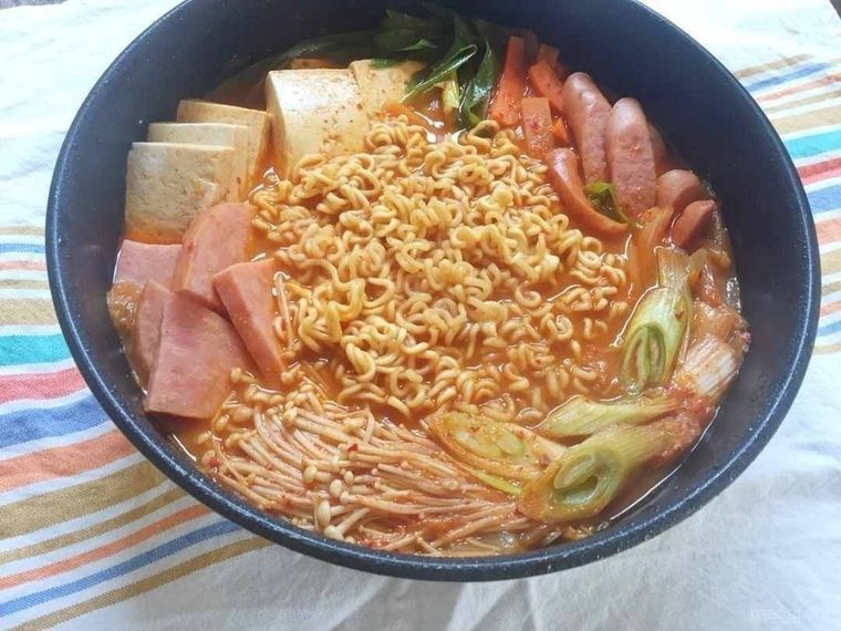 黒い丼に入ったプデチゲ