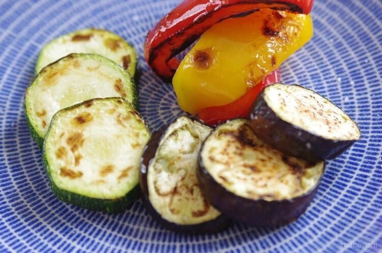 青い皿に盛り付けられた焼きナスと焼きパプリカ