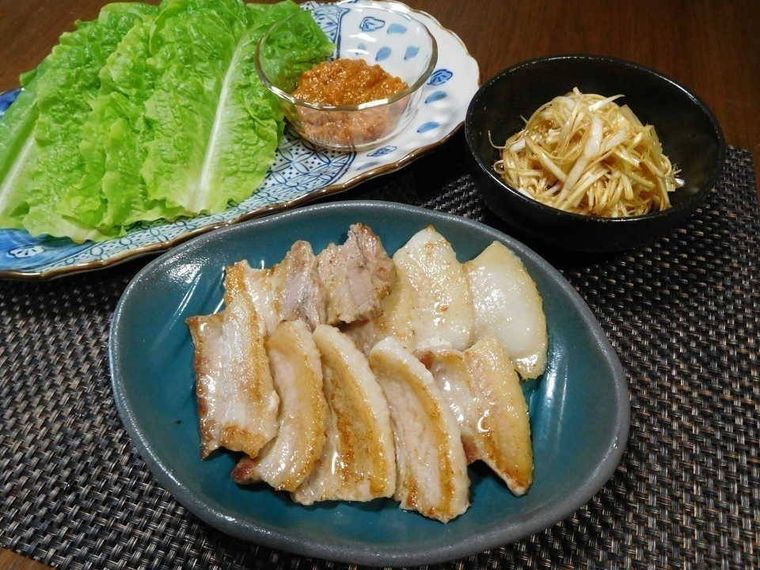豚肉やサンチュなどサムギョプサルの具材がそれぞれさらに盛り付けられている
