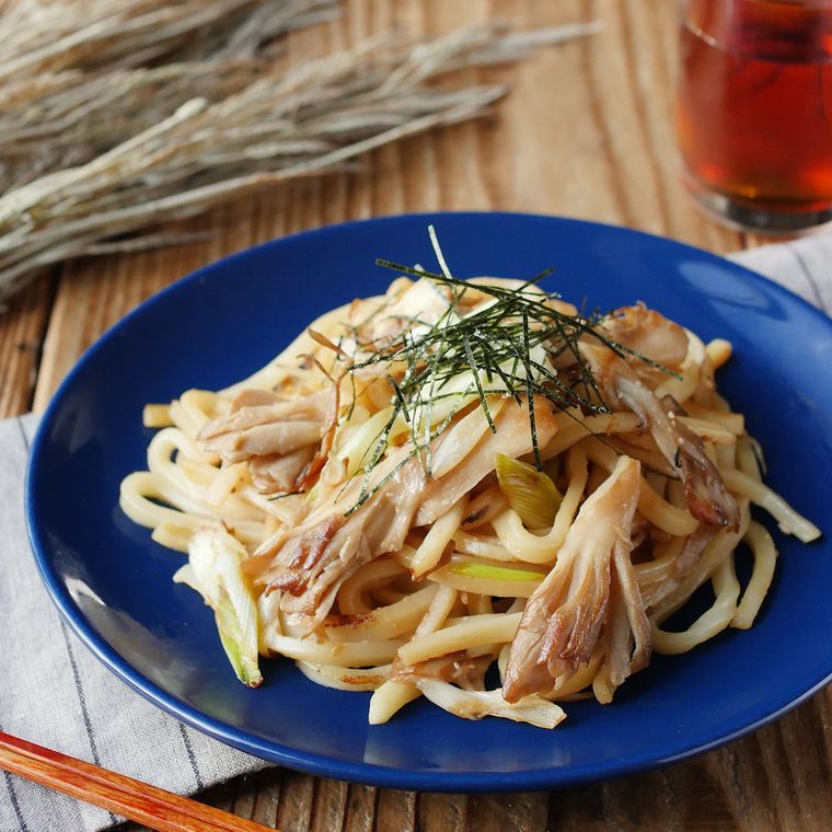 青い皿に盛り付けられた舞茸のみそバター焼きうどん