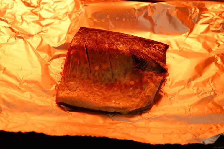 さばをトースターで焼く様子