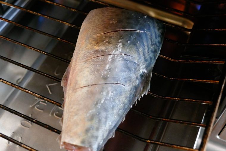 両面グリルでさばを焼く様子