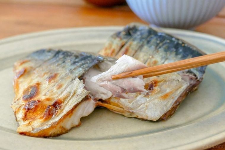 お箸で鯖の塩焼きの身をほぐす様子