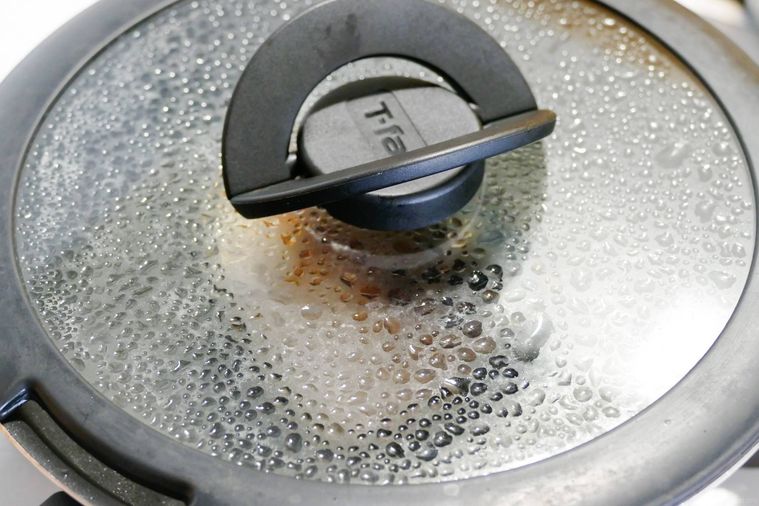 冷凍さばをフライパンで蒸し焼きにする様子